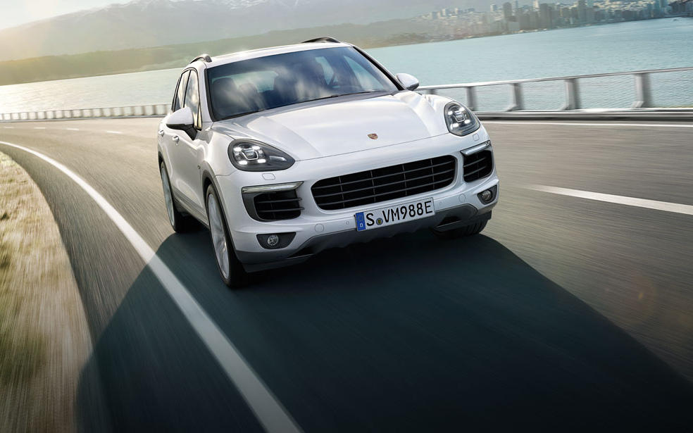 Comparison Porsche Cayenne S EHybrid 2018 vs Porsche Cayenne